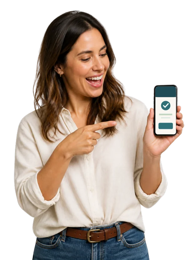 Mujer feliz mostrando FacturApp en su celular